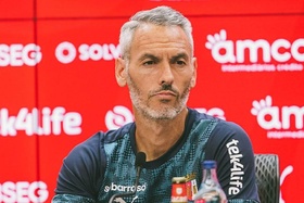 Vicens: "Não tenho capacidade para preparar dois jogos ao mesmo tempo"