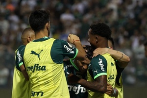 Palmeiras vence Internacional e consolida liderança do Brasileirão