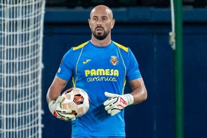 Reina supera Casillas e persegue Ronaldo como jogador com mais jogos na UEFA