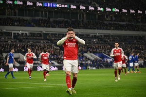 Penálti de Viktor Gyökeres segura Arsenal na liderança em Inglaterra