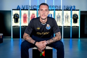OFICIAL: João Costa assina pelo FC Porto até 2030