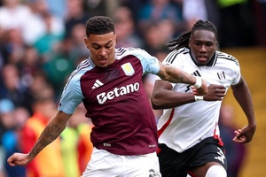 Fulham de Marco Silva cai no Villa Park e vê Europa a fugir