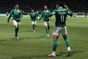 Palmeiras goleia Internacional e pressiona liderança do Flamengo