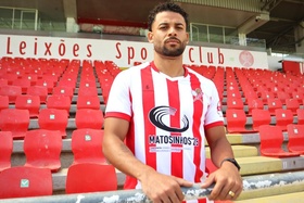 OFICIAL: Henrique Gelain reforça a lateral esquerda do Leixões