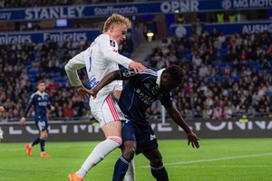 Lyon salvo por penálti nos descontos frente ao Paris FC