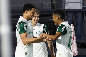Palmeiras vence Bragantino e amplia liderança no Brasileirão
