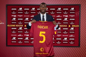 OFICIAL: Defesa francês Evan Ndicka é reforço para José Mourinho